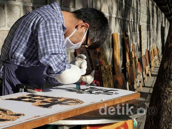 Meski Cacat Tangan, Pemahat Ini Sangat Terampil