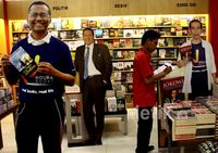 Banner Dahlan Iskan, Jokowi & CT Sapa Pengunjung Mal