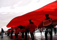Bendera Merah Putih Membentang di Bundaran HI
