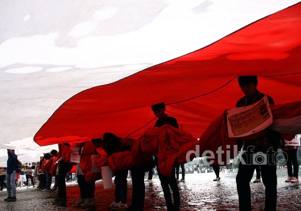Bendera Merah Putih Membentang di Bundaran HI Bendera Merah Putih Membentang di Bundaran HI