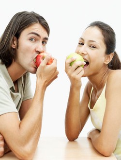 Ssst... Makanlah Apel dan Yogurt Sebelum Berciuman!