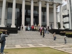 Bakar Kertas di Depan MK, Pendemo Dibubarkan Polisi dan Satpam