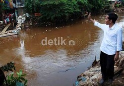  Jokowi akan Datangi Warga Korban Banjir Kampung Pulo