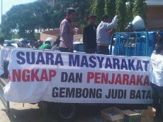 Ratusan Orang Demo Tuntut Penutupan Judi Gelper di Batam