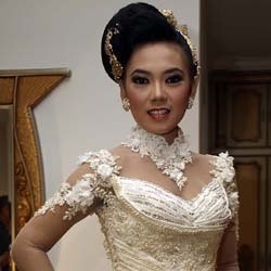 Yuk, Intip Puri Mahadewi Fitting Baju Pengantin
