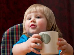 Anak Usia 1 Tahun, Bisa Dilatih Minum Pakai Gelas