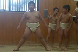  Hup! Adu Sumo Lawan Bocah Gemuk di Jepang