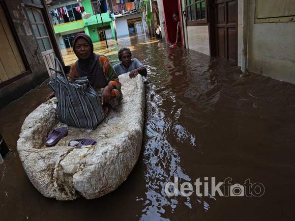 Banjir Kiriman Rendam Kampung Melayu