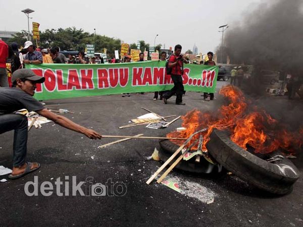 Massa Bakar Ban Tolak RUU Keamanan Nasional