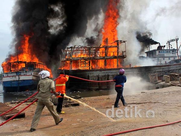 3 Kapal Terbakar di Pelabuhan Dumai