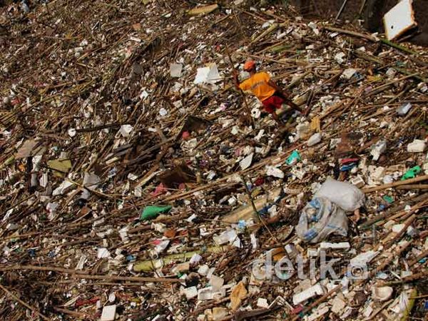 Sampah Menumpuk di Pintu Air Manggarai