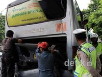 2 Bus TransJ Bertabrakan di Salemba