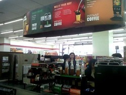Asyiknya Meracik Kopi Secanggih Barista di 7-Eleven!