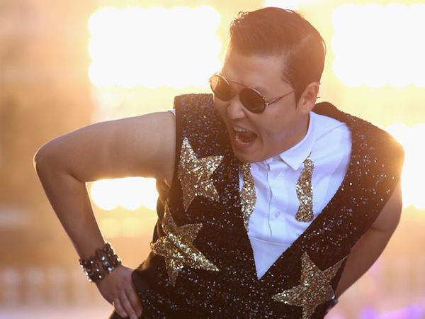 Kostum Bertabur Bintang ala Psy