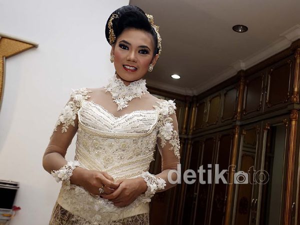 Yuk, Intip Puri Mahadewi Fitting Baju Pengantin