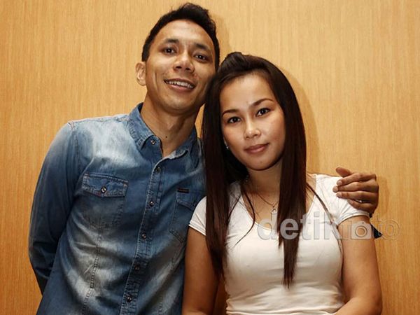 Kebersamaan Norman Kamaru dan Istri