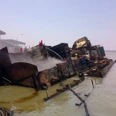 Proses Pemotongan Bangkai KM Fudi Diwarnai Kebakaran