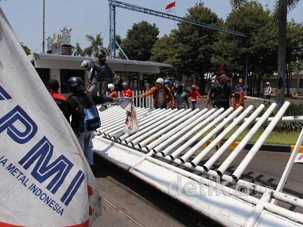 Buruh Jebol Pagar PT Trias Sentosa