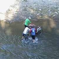 Becak Ditumpangi Ibu dan Bayi Terjun ke Sungai Sedalam 20 Meter