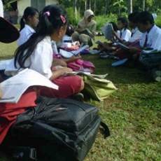 Gedung Sekolah Disegel, Siswa Harus Belajar di Lapangan Bola