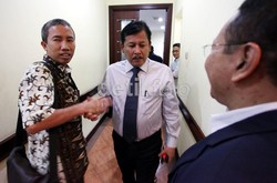 Pihak JC dari PSSI Widjajanto (kiri), menyalami JC dari KPSI Togar Manahan Nero (tengah), usai melakukan mediasi pembentukan pemain Timnas, di Kantor PSSI Senayan, Jakarta, Senin (22/10).