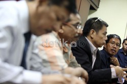 Seusai rapat tertutup, pihak KPSI lebih dulu berbicara kepada pers, lalu kemudian pihak dari PSSI. Menurut Catur Agus Saptono dari PSSI, KPSI yang menolak duduk bareng untuk melakukan konferensi pers.