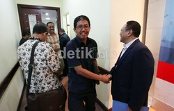 Pihak JC dari KPSI Joko Driyono (tengah), menyalami Sekjen PSSI Ali Mahfudz.