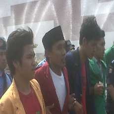 Tolak RUU Kamnas, 4 Mahasiswa Orasi di Atas Gedung Kura-kura DPR