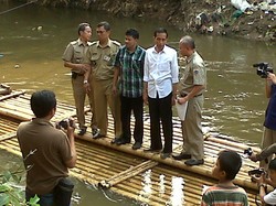 Sambangi Kampung Pulo, Jokowi Bagikan Beras & Pantau Ciliwung dari Getek