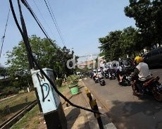 Awas! Ada Kabel Listrik Putus Menjuntai di Jl Cassablanca