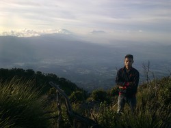 Pemandangan di Puncak Gunung Talang