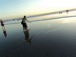 Sore Hari, Waktu Terbaik Menjelajah Jalan Pantai Kuta