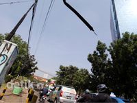 Kabel Lepas Ancam Pengguna Jalan Casablanca