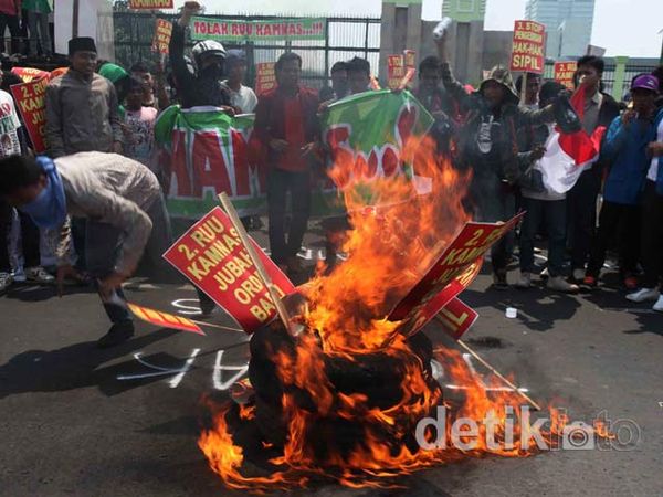 DPR Digeruduk Massa Tolak RUU Kamnas