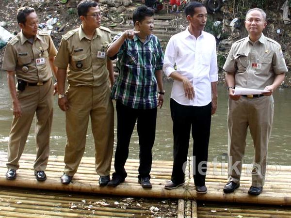 Jokowi Pantau Kali Ciliwung dengan Perahu  Getek
