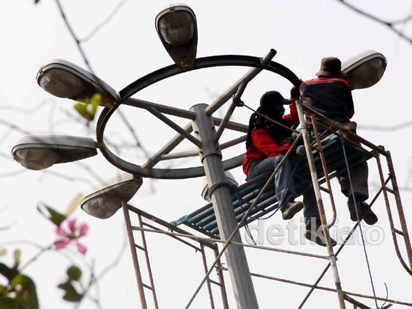 Perbaikan Lampu Penerangan Jalan Umum