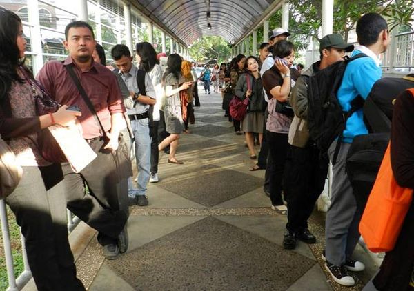Tumpukan Penumpang di Halte Pinang Ranti