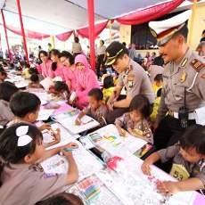 Anak-anak Ini Diajari Cara Mencintai Polisi