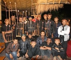 Tak Masuk Tangga Nada, Angklung Buhun Tetap Terdengar Harmonis