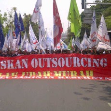 Tuntut Upah Layak ke Jokowi, Buruh Blokir Jl Medan Merdeka Selatan