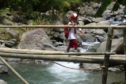 Siswa SD di Banyumas Mesti Jalan 2 Km & Lewat Jembatan Darurat untuk Sekolah