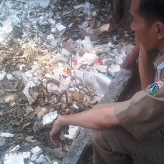 Lihat Sampah di Pintu Air Manggarai Menumpuk, Jokowi Minta Tambah Eskavator