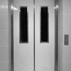 Astaga! Wanita Muda Kepergok Kencing di Dalam Lift