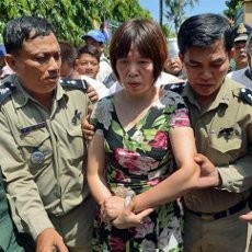 Sobek-sobek Foto Norodom Sihanouk, Wanita China Diadili