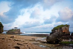 Tergoda Eksotisme Pantai Kukup Gunungkidul
