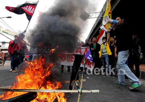 Diblokir Mahasiswa, Jalan Ahmad Yani Jaktim Macet