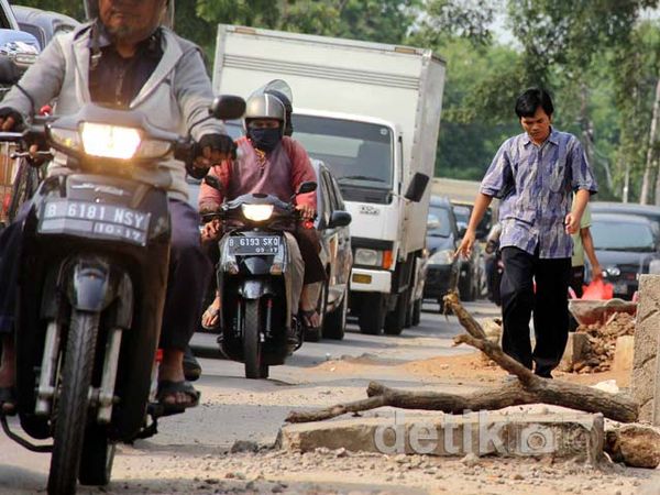 Minim Trotoar Ancam Pejalan Kaki