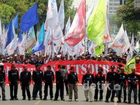 Tuntut UMP Naik, Buruh Geruduk Balai Kota DKI