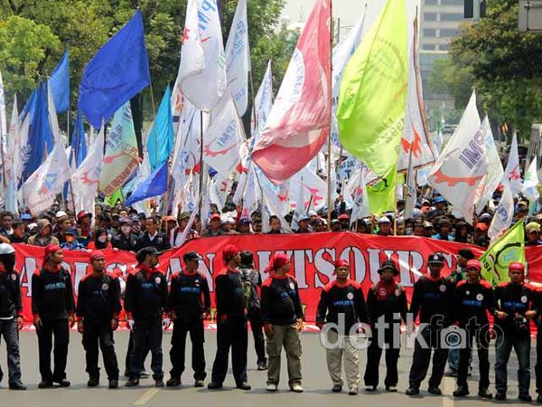 Tuntut UMP Naik, Buruh Geruduk Balai Kota DKI