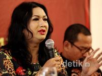 Waria Merlyn Sofyan Hadiri Diskusi LGBT